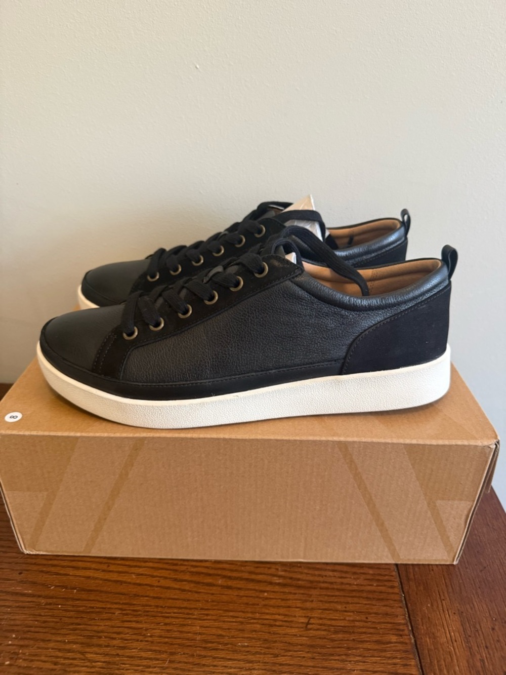 Vionic Winnie black leather sneakers 10